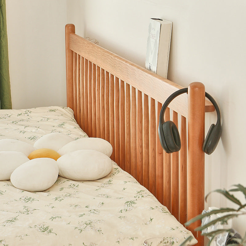 سرير خشبي بتصميم مميز و هادئ