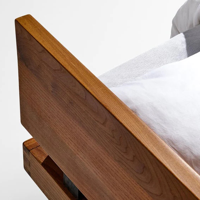 سرير خشب انيق و بسيط