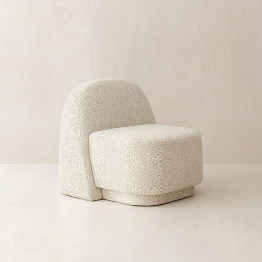 كرسى مفرد أبيض بتصميم بسيط