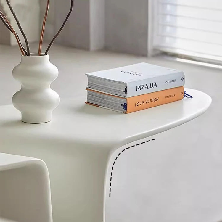 طاولة قهوة بتصميم منحني مميز