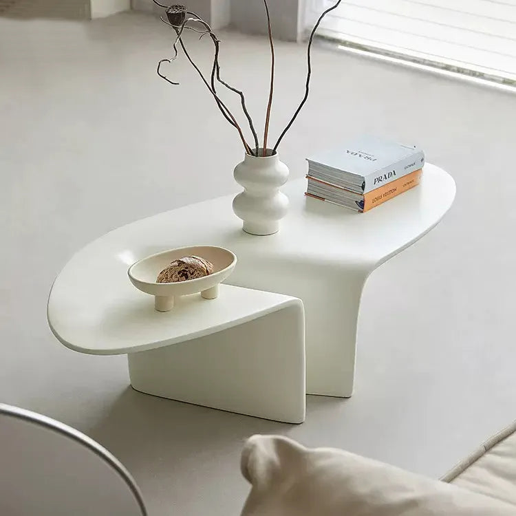 طاولة قهوة بتصميم منحني مميز