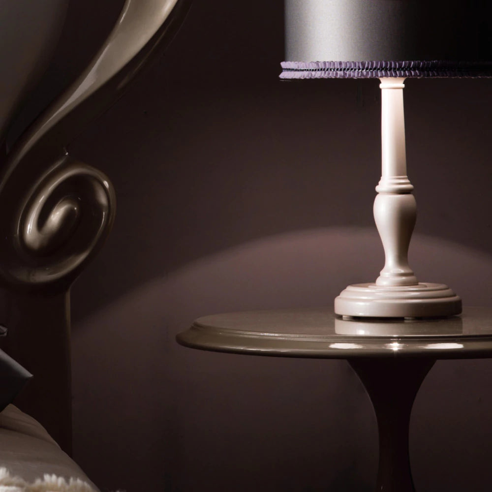 طاولة جانبية كلاسيكية