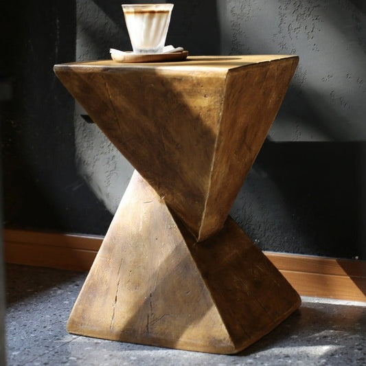 طاولة جانبية بتصميم عصري مميز