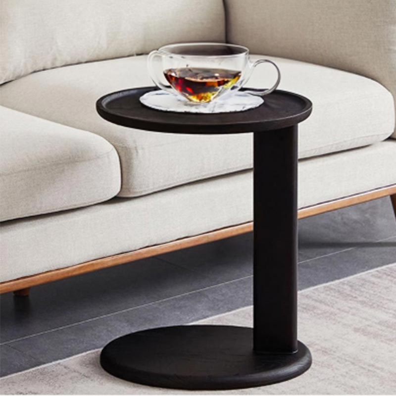 طاولة جانبية بتصميم بسيط