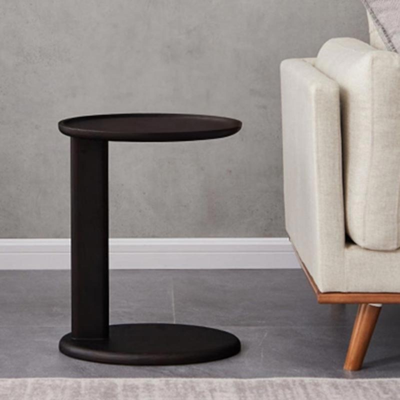 طاولة جانبية بتصميم بسيط