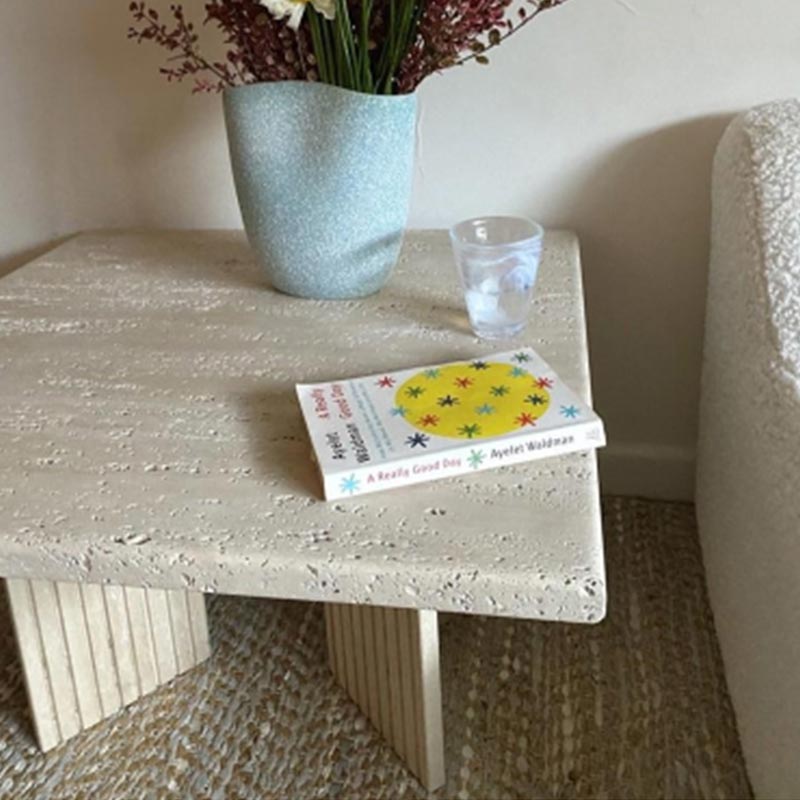 طاولة قهوة بتصميم بسيط