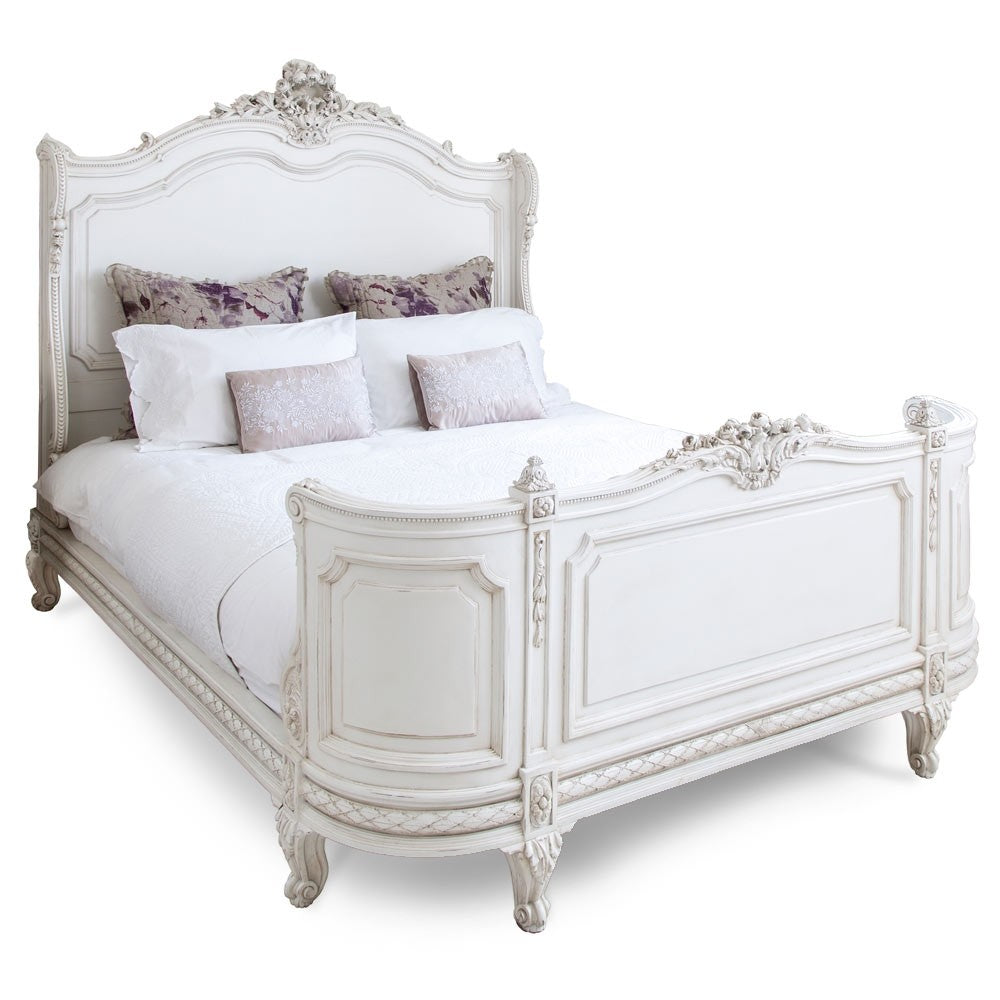 سرير ابيض كلاسيكي انيق