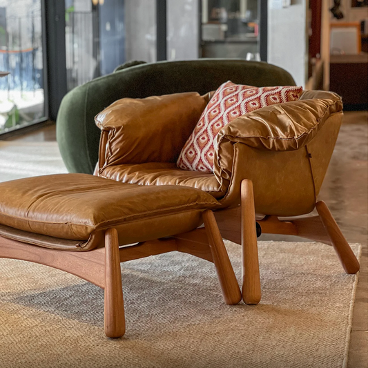 كرسي عصري بذراعين وجلد طبيعي مع مسند للقدمين