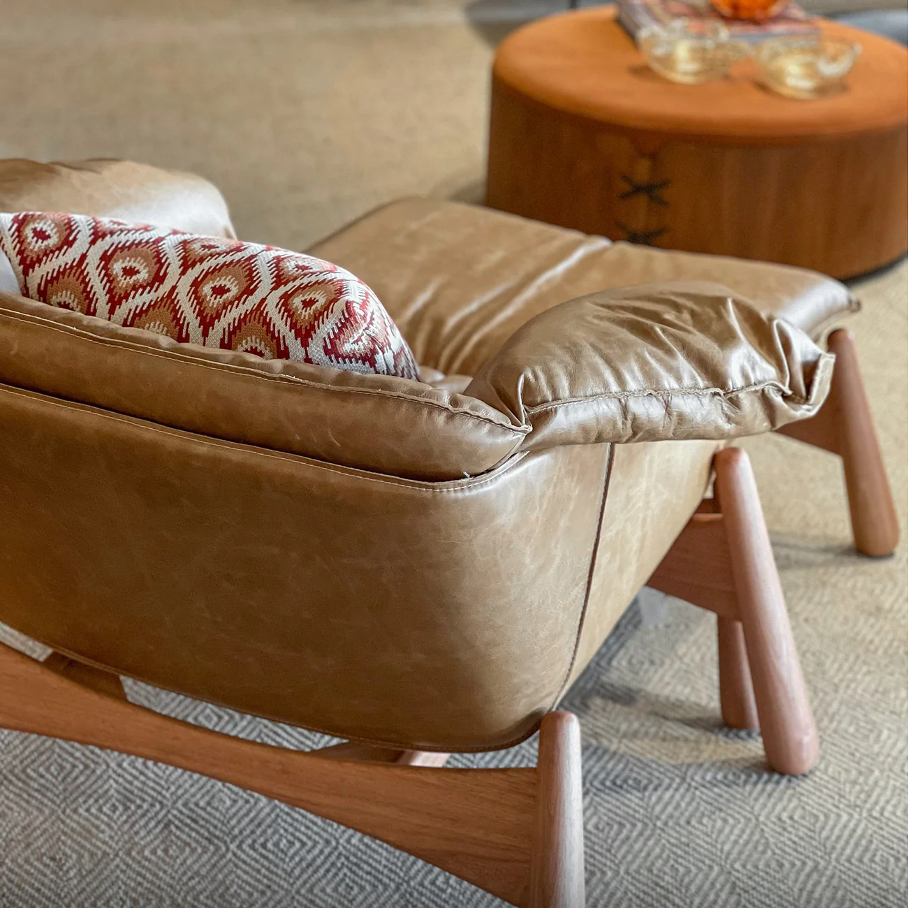 كرسي عصري بذراعين وجلد طبيعي مع مسند للقدمين