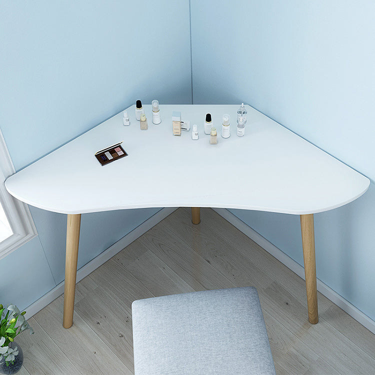 مكتب منزلي صغير للدراسة بأرجل صلبة