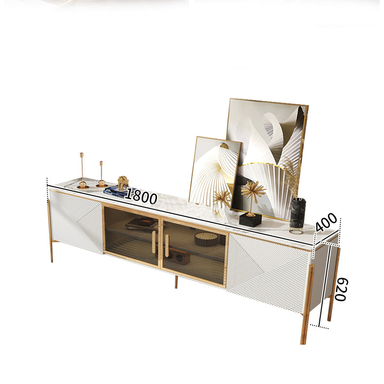 طاولة تلفاز وبها خزانة بأبواب زجاجية