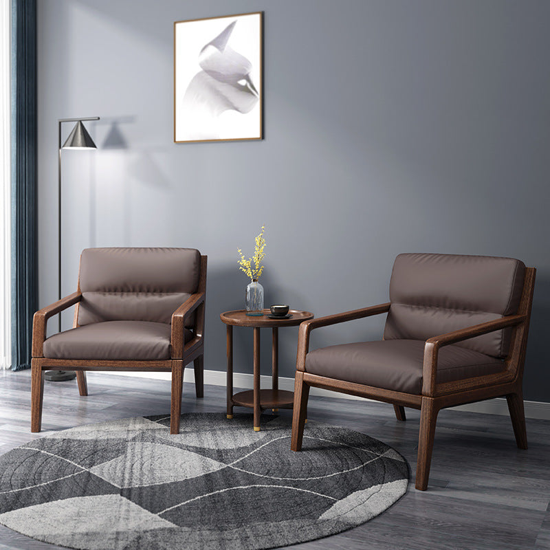 كرسي منفرد من الخشب بذراعين