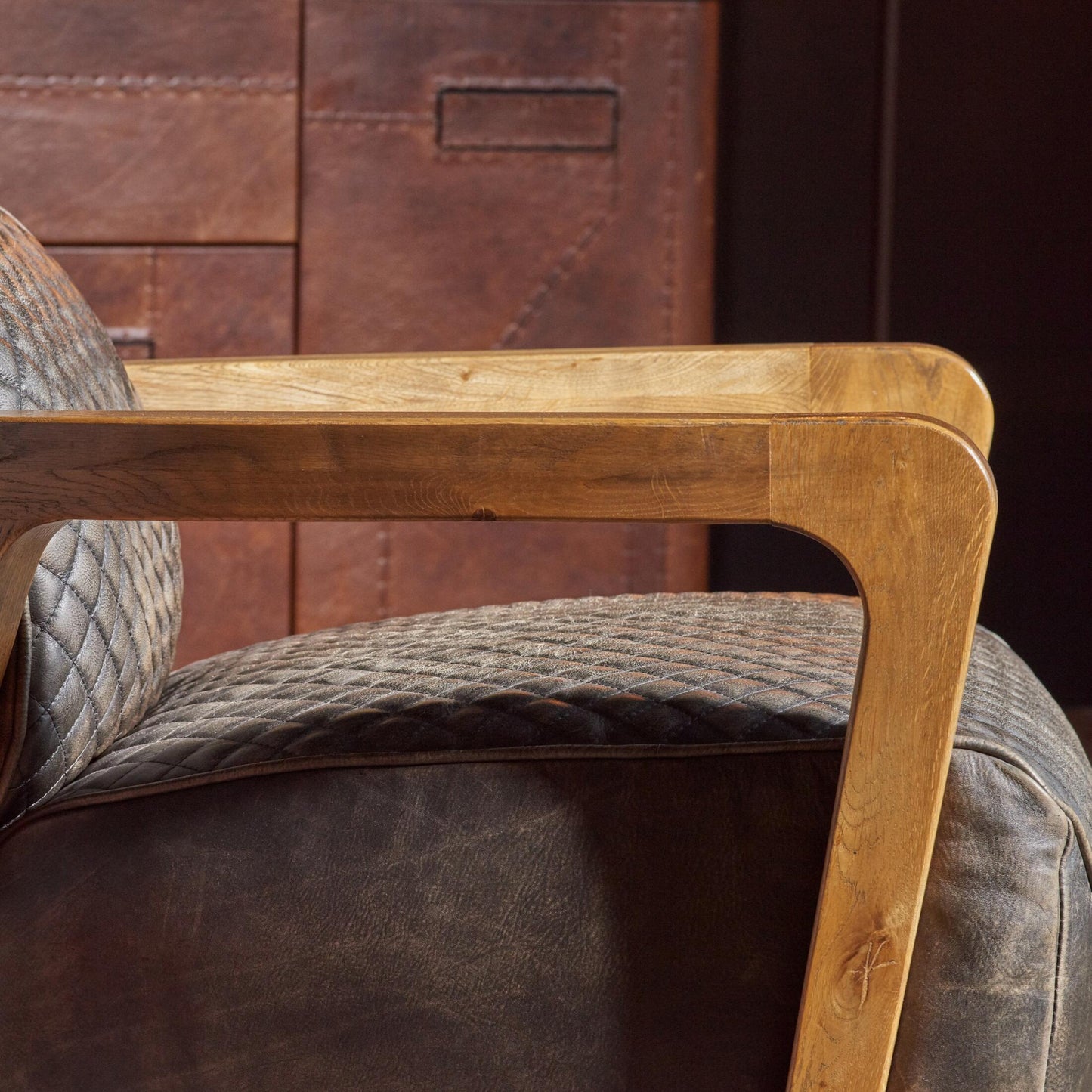 كرسي مفرد عتيق من الخشب الصلب والجلد الفاخر اونلاين | بيوت
