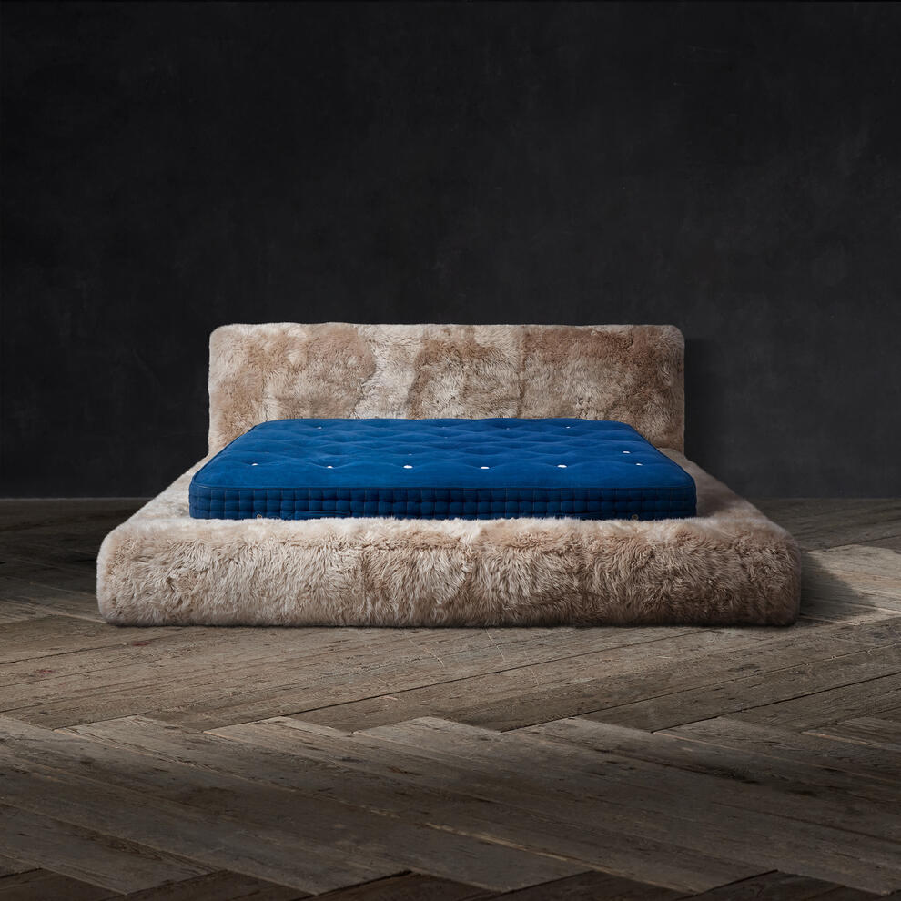 تصفح الان سرير من الجلد والريش الناعم بتصميم فاخر | بيوت