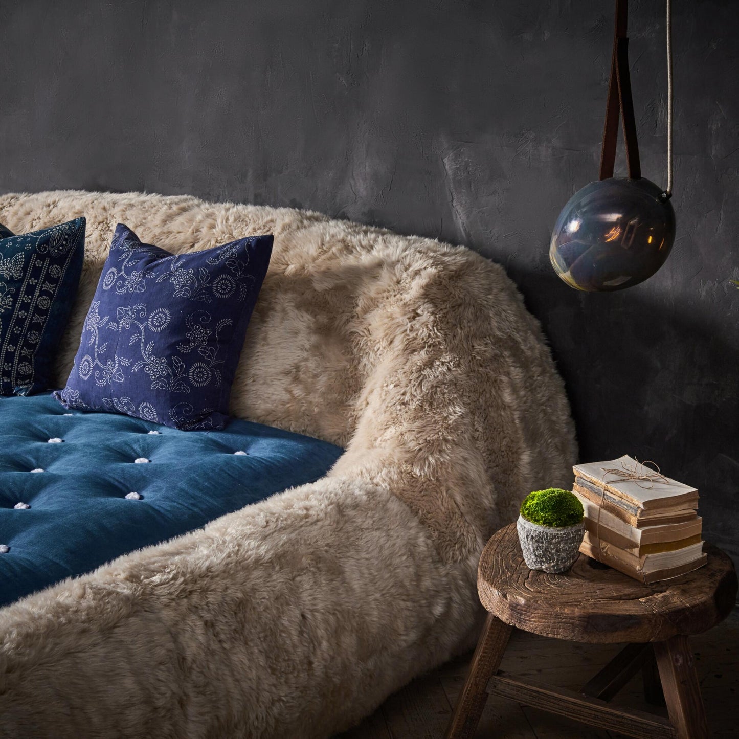 اشتري الان سرير نوم ناعم مخملي مغطى بالكامل اونلاين | بيوت