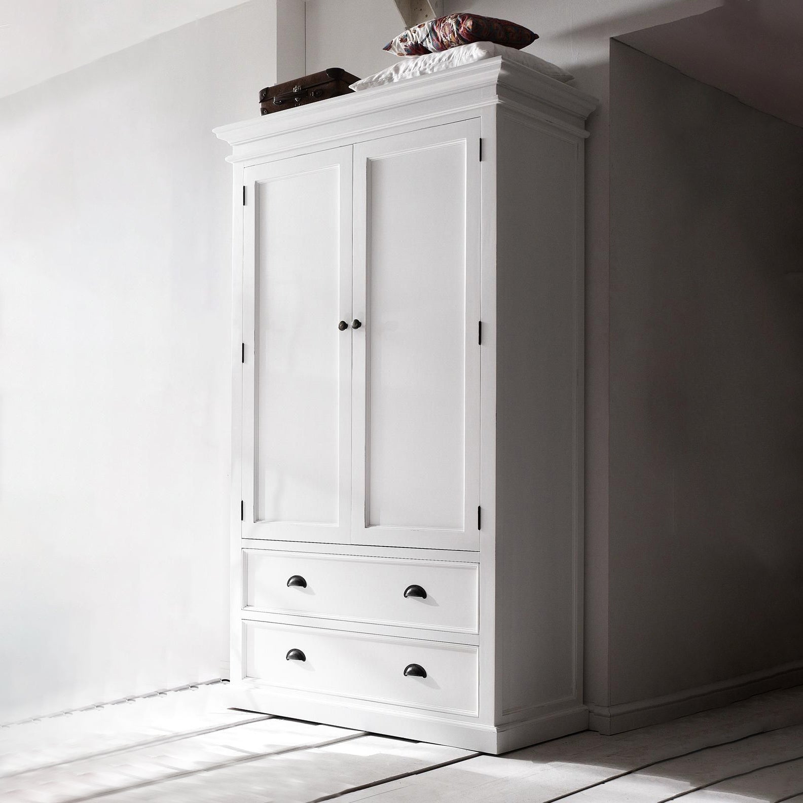 متوفر الان دولاب ملابس باللون الأبيض بعلاقة ملابس | بيوت