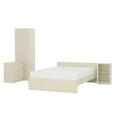 غرفة نوم مكونه من سرير و دولاب صغير و طاولة تخزين مع طاولة جانبية