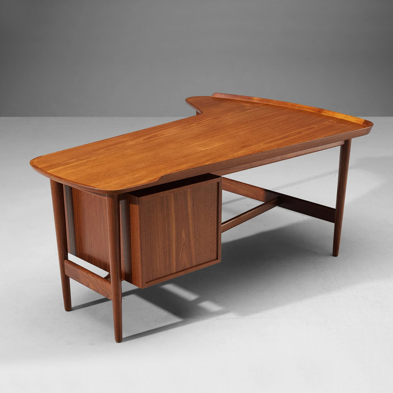 طاولة مكتب بتصميم ايطالي