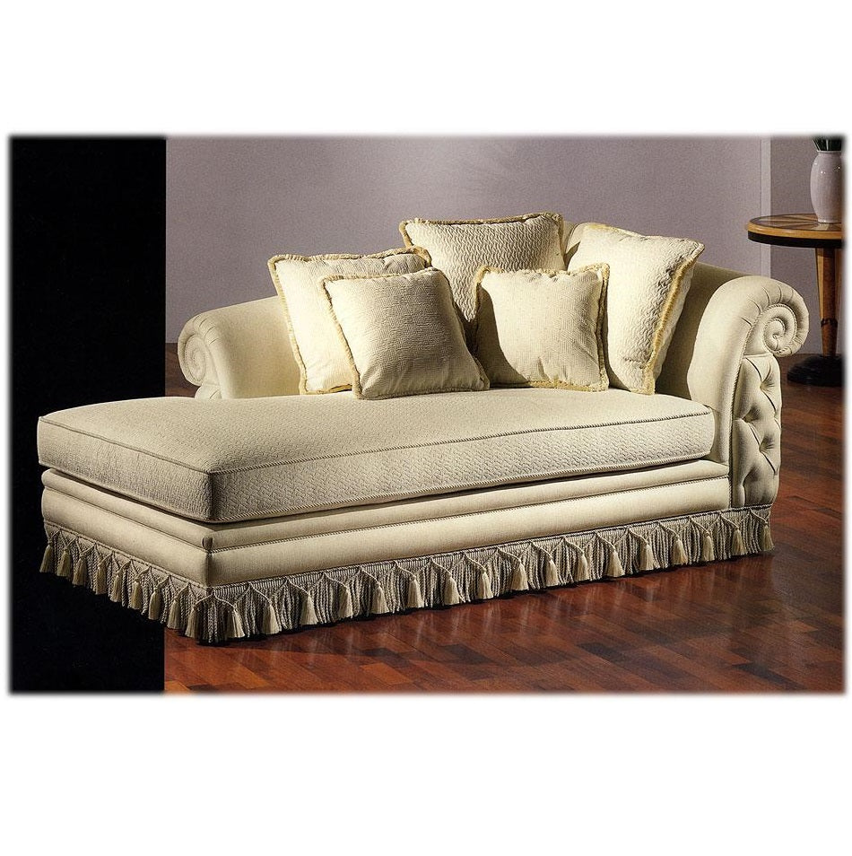 سرير بتصميم مميز بيج