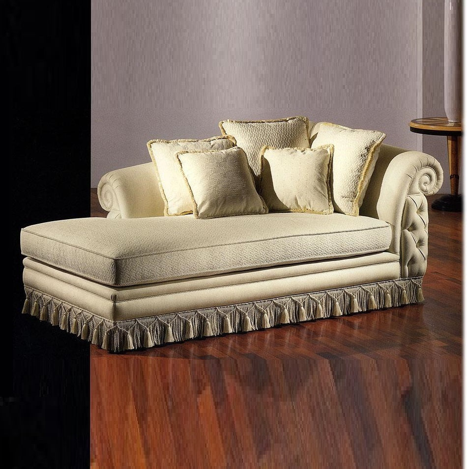 سرير بتصميم مميز بيج