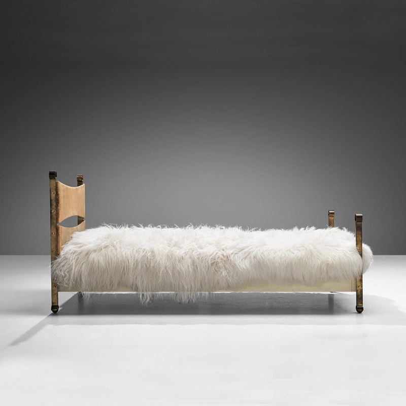 سرير معدن بتصميم ايطالي مميز