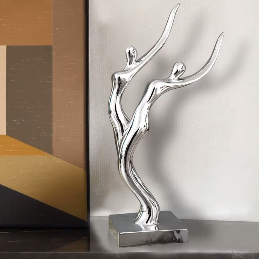 تمثال منحوت على شكل إنسان من الفضة