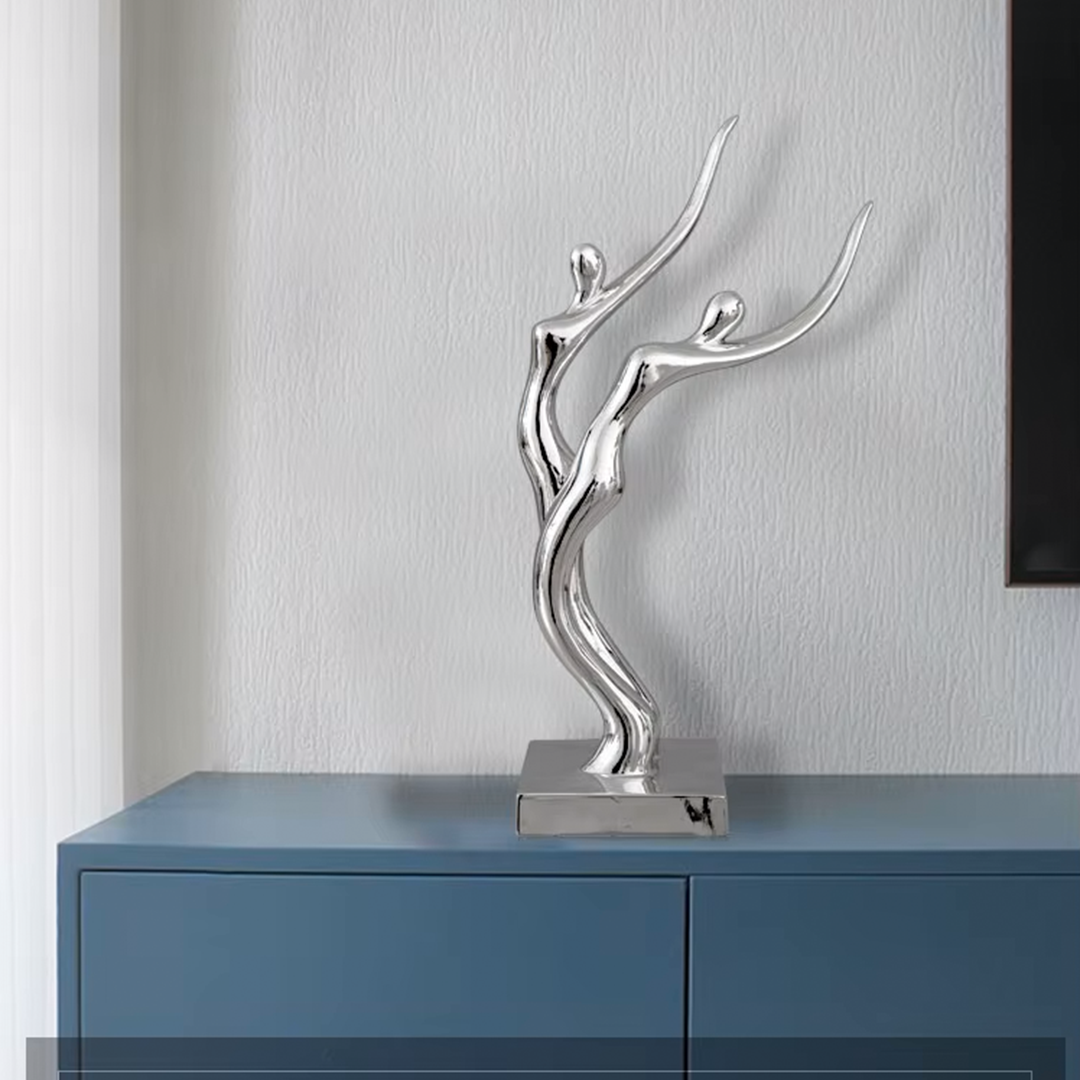 تمثال منحوت على شكل إنسان من الفضة