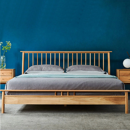 سرير خشبي بتصميم كلاسيكي