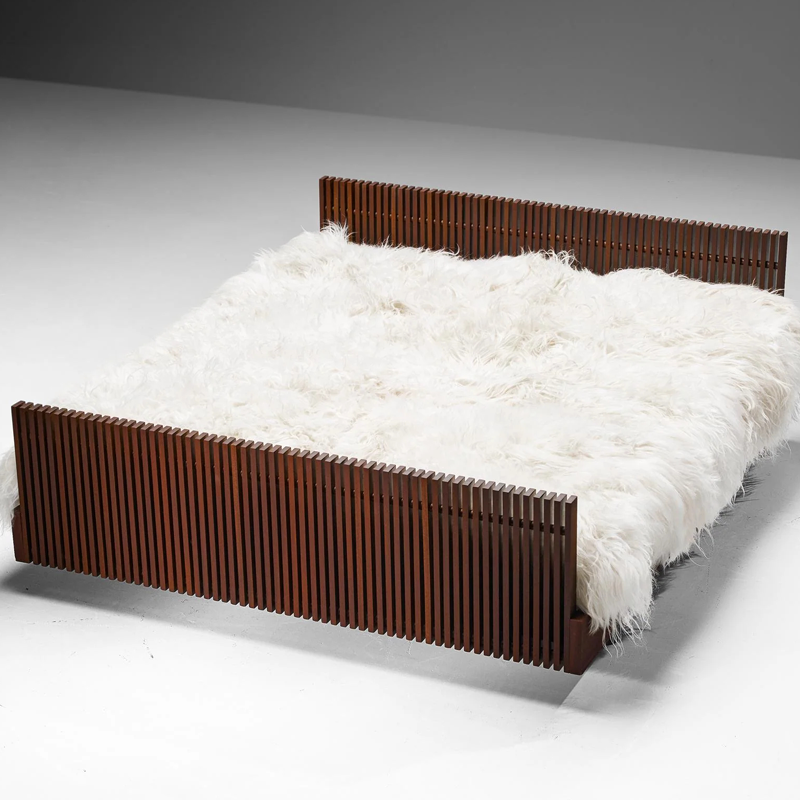 سرير خشب بتصميم مريح و مميز