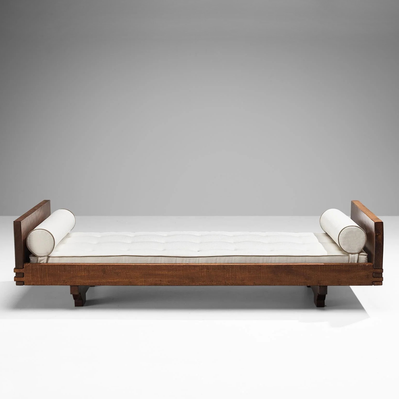 سرير خشب بتصميم بسيط
