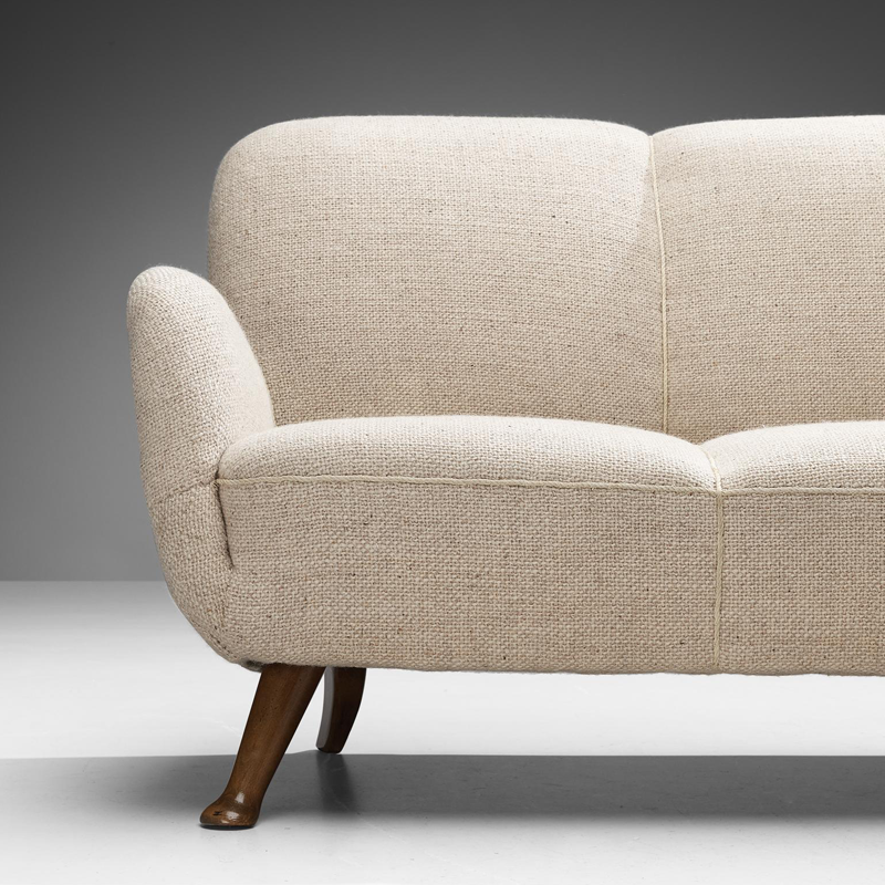 اريكة مريحة بتصميم بسيط