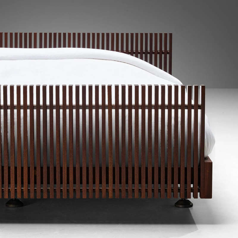 سرير خشب بتصميم مريح و مميز