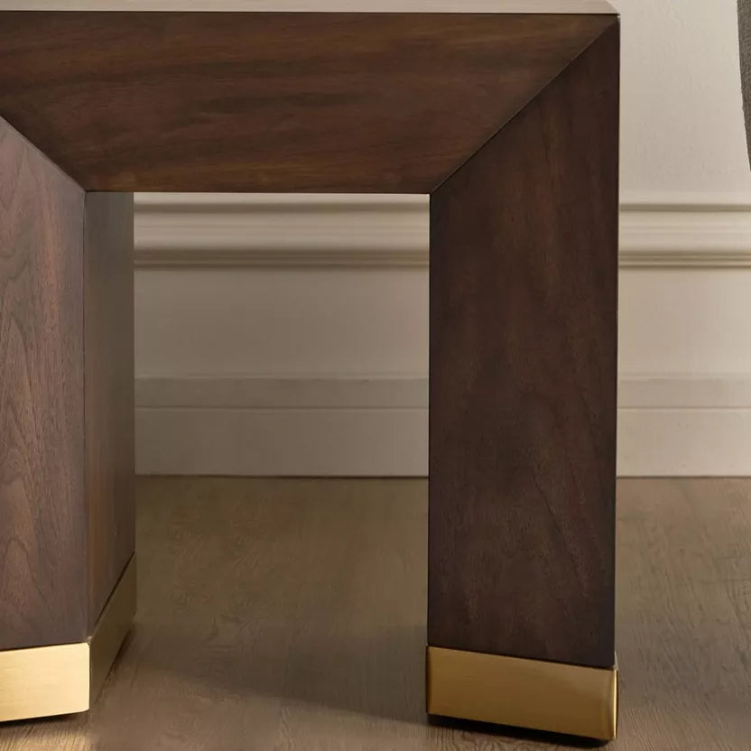 طاولة جانبية كلاسيكية