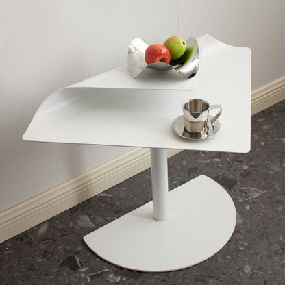 طاولة جانبية بتصميم مميز