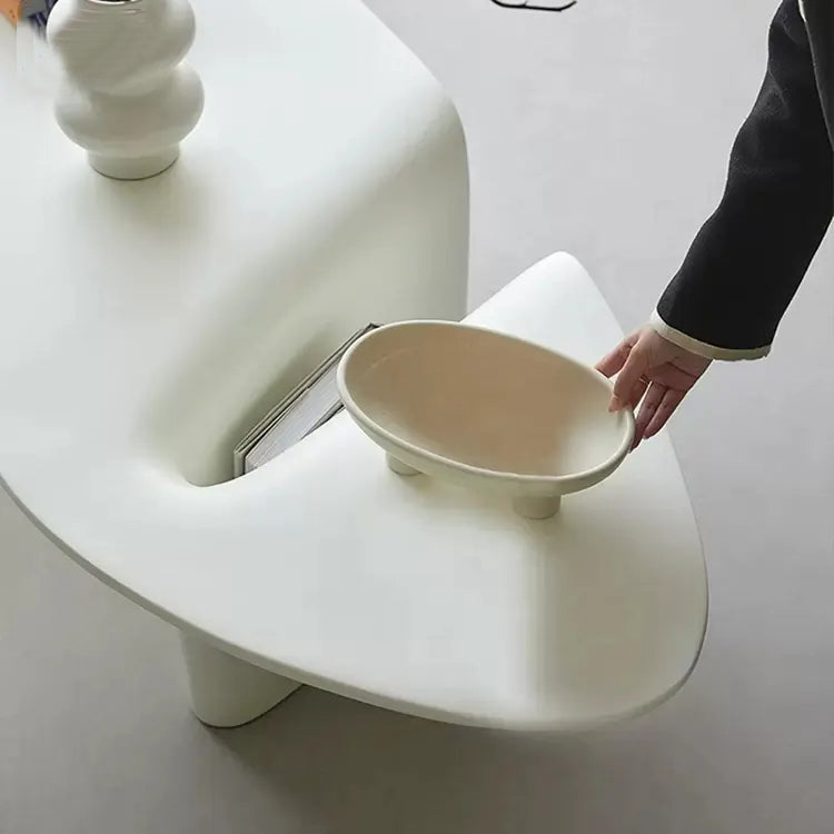 طاولة قهوة بتصميم منحني مميز