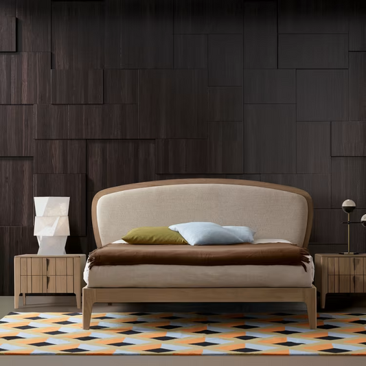 سرير من الخشب مع تنجيد فاخر