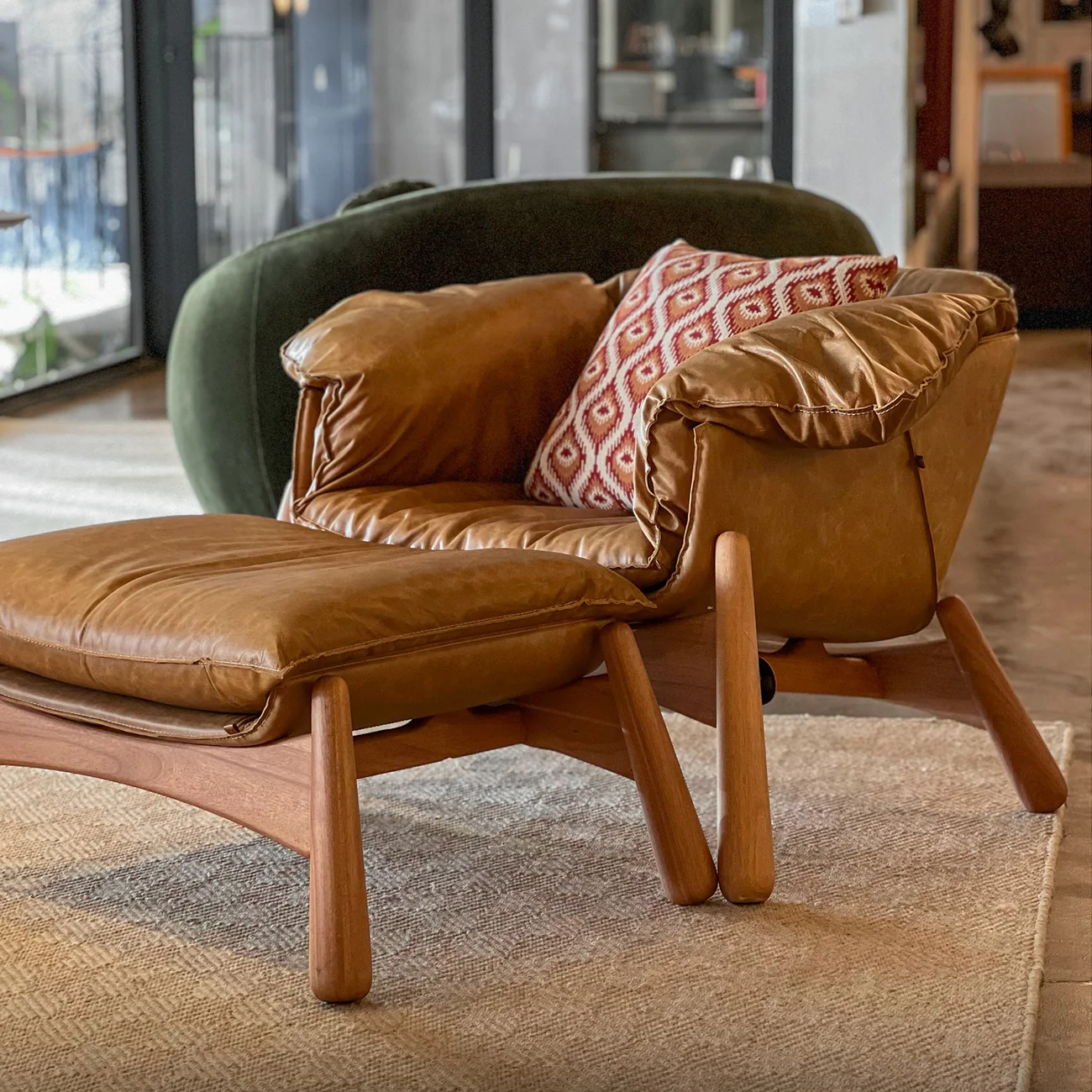 كرسي عصري بذراعين وجلد طبيعي مع مسند للقدمين