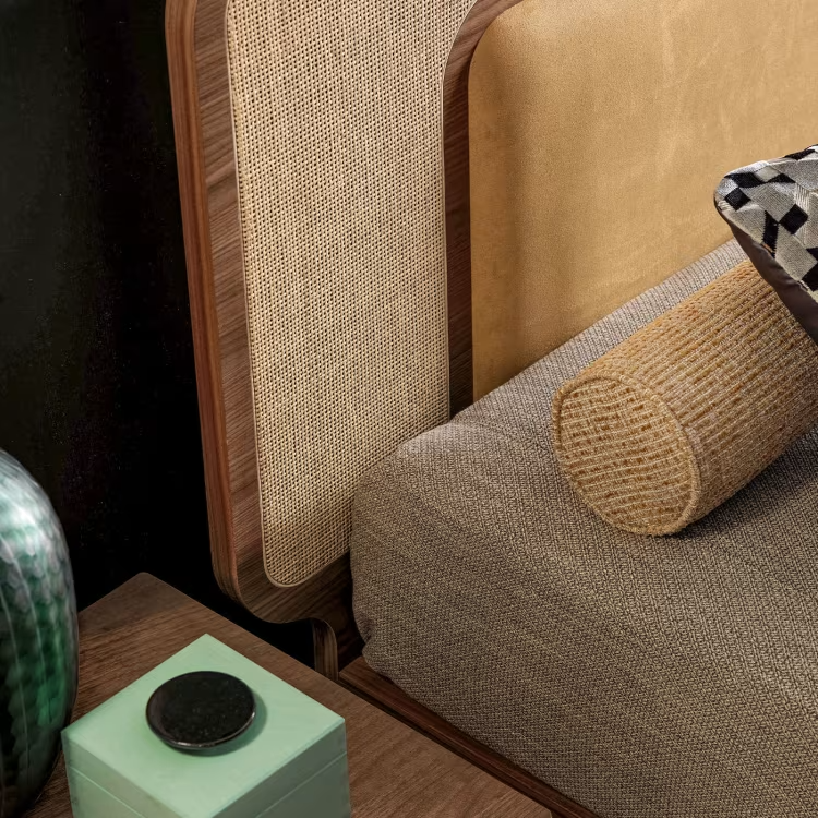 سرير بتصميم فاخر معاصر