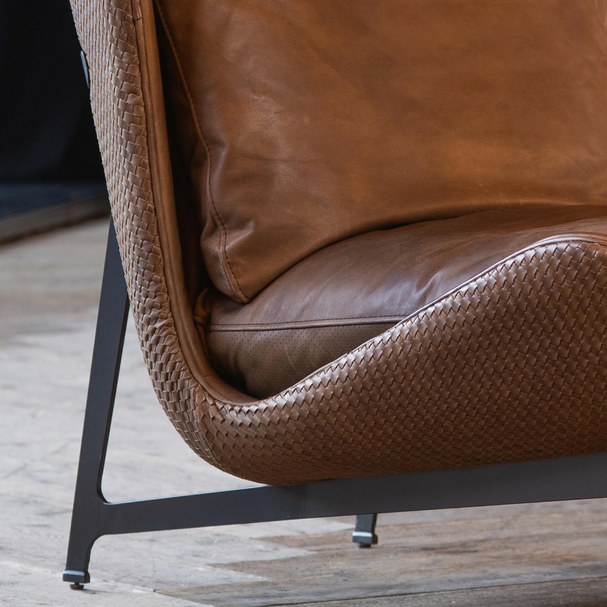 اشتري الان كرسي منفرد جلد فاخر بتصميم حديث اونلاين | بيوت