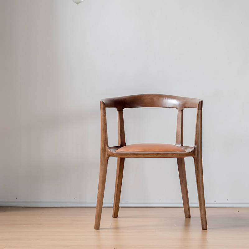متوفر الان كرسي تصميم خشبي بني بذراعين اونلاين | بيوت